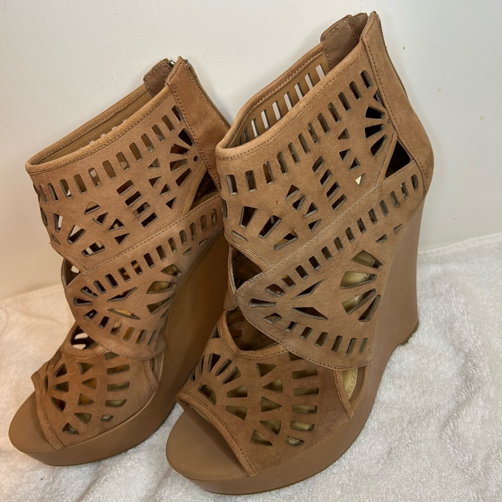 Gianni Bini wedge. Nude. Size 10M
